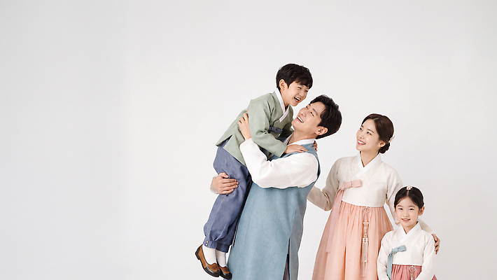 JPG 편집이미지 여자 남자 딸 행복 아들 어린이 가족 안기 엄마 사랑 웃음 기쁨 아빠 전통의상 한복 의료성형뷰티 편집실사 AI인물포토 AI콘텐츠 한국전통 전통 감정 관계 모션 표정 사람 CG 파일형식 AI포토 한국 아시아 나라