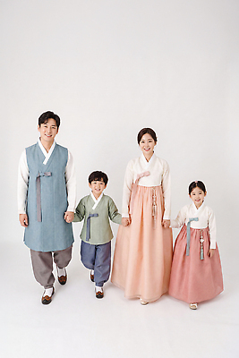 JPG 편집이미지 전통 여자 남자 어린이 가족 웃음 부모 걷기 손잡기 한복 의료성형뷰티 편집실사 AI인물포토 AI콘텐츠 한국전통 관계 모션 표정 사람 전통의상 CG 파일형식 AI포토 한국 아시아 나라