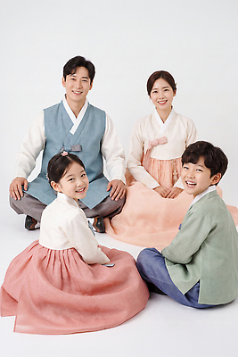 JPG 편집이미지 전통 옷 여자 남자 행복 문화 어린이 포즈 가족 한국 함께함 미소 앉기 부모 한복 의료성형뷰티 편집실사 AI인물포토 AI콘텐츠 한국전통 감정 아시아 컨셉 관계 모션 표정 사람 전통의상 CG 파일형식 AI포토 나라