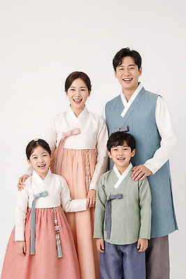 JPG 편집이미지 전통 옷 여자 남자 행복 문화 어린이 가족 한국 웃음 부모 기쁨 한복 의료성형뷰티 편집실사 AI인물포토 AI콘텐츠 한국전통 감정 아시아 관계 표정 사람 전통의상 CG 파일형식 AI포토 나라