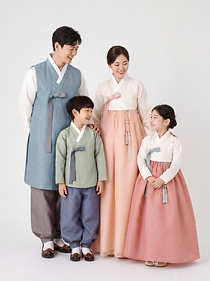 JPG 편집이미지 전통 응시 옷 여자 남자 문화 어린이 가족 한국 함께함 서기 미소 한복 의료성형뷰티 편집실사 AI인물포토 AI콘텐츠 한국전통 시선 아시아 컨셉 관계 모션 표정 사람 전통의상 CG 파일형식 AI포토 나라