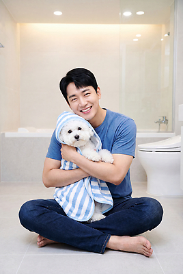 JPG 편집이미지 남자 안기 사랑 웃음 앉기 일상 반려동물 수건 목욕 욕실 강아지 의료성형뷰티 씻겨주기 편집실사 AI인물포토 AI콘텐츠 동물 감정 모션 표정 사람 라이프 위생용품 청결 개 CG 파일형식 AI포토 생활용품 포유류 생활 위생 오브젝트