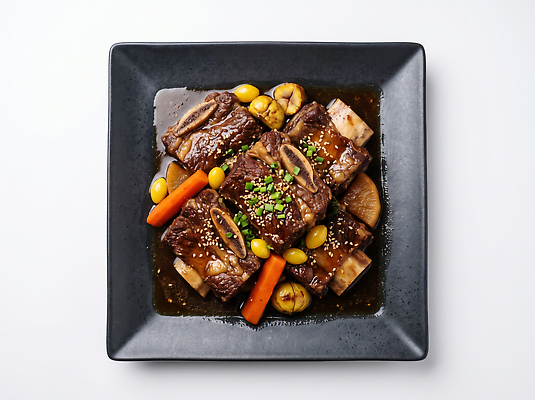 JPG 편집이미지 한식 채소 탁자 요리 식사 당근 맛 파 갈비찜 소갈비 편집실사 음식 가구 컨셉 뿌리채소 소고기 CG 찜 갈비 파일형식 생활용품 육류 식재료 오브젝트
