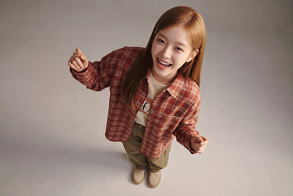 JPG 편집이미지 여자 행복 남방 바지 실내 표정 웃음 캐주얼 체크무늬 체크셔츠 의료성형뷰티 스타일 편집실사 AI인물포토 AI콘텐츠 옷 감정 셔츠 무늬 하의 사람 내부 CG 파일형식 AI포토 상의