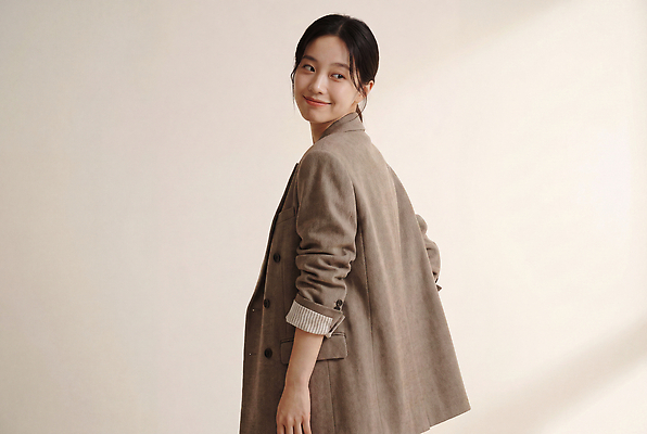 JPG 모델 편집이미지 디자인 여자 패션 포즈 미소 정장 옆모습 재킷 비즈니스우먼 전문직 편안함 의료성형뷰티 스타일 편집실사 직업 옷 뷰포인트 비즈니스 표정 사람 외투 직장인 감각 CG 파일형식 상의