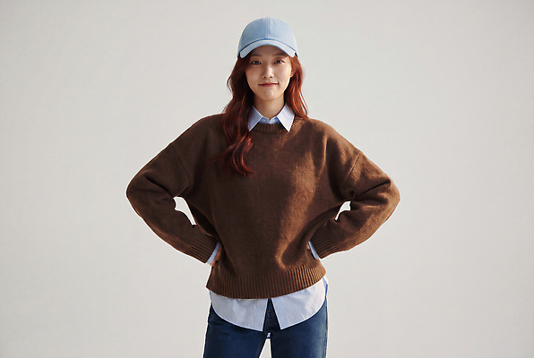 JPG 모델 편집이미지 여자 패션 포즈 실내 캐주얼 스웨터 캡 캡모자 의료성형뷰티 스타일 편집실사 AI인물포토 AI콘텐츠 모자 옷 상의 사람 내부 CG 파일형식 AI포토 잡화