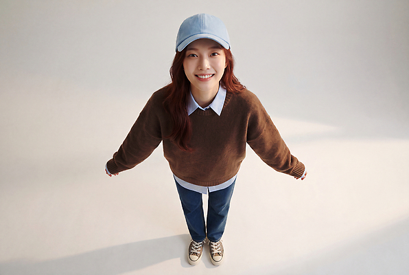 JPG 편집이미지 여자 패션 포즈 스튜디오 서기 미소 일상 캐주얼 캡모자 의료성형뷰티 편집실사 AI인물포토 AI콘텐츠 모자 옷 모션 표정 사람 라이프 CG 파일형식 AI포토 잡화 생활