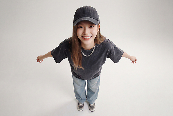 JPG 편집이미지 여자 표정 밝음 서기 웃음 캐주얼 즐거움 찍기 캡모자 의료성형뷰티 스타일 편집실사 AI인물포토 AI콘텐츠 모자 옷 감정 모션 사람 CG 파일형식 AI포토 잡화