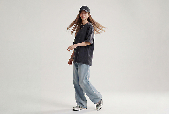 JPG 모델 편집이미지 여자 패션 포즈 티셔츠 목걸이 바지 바람 실내 웃음 캐주얼 걷기 캡모자 의료성형뷰티 스타일 편집실사 AI인물포토 AI콘텐츠 자연요소 모자 옷 셔츠 장신구 모션 하의 날씨 표정 사람 내부 CG 파일형식 AI포토 잡화 상의