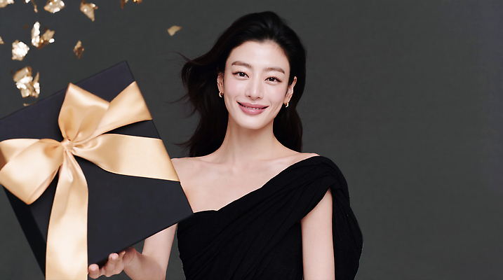 JPG 편집이미지 여자 기념일 행복 표정 선물 이벤트 쇼핑 상자 검은색 축하 고급 꽃가루 프리미엄 의료성형뷰티 편집실사 감정 컬러 컨셉 사람 가루 CG 파일형식