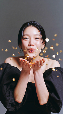 JPG 편집이미지 옷 여자 조각 표정 웃음 이벤트 쇼핑 검은색 고급 불기 즐거움 꽃가루 프리미엄 의료성형뷰티 편집실사 감정 컬러 컨셉 모션 사람 가루 CG 파일형식