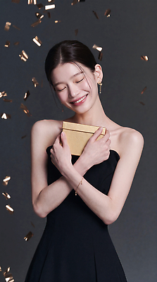 JPG 모델 편집이미지 드레스 여자 행복 포즈 스튜디오 선물 웃음 이벤트 쇼핑 상자 화장 뷰티 검은색 기쁨 고급 꽃가루 프리미엄 의료성형뷰티 편집실사 옷 감정 컬러 컨셉 표정 사람 가루 CG 파일형식