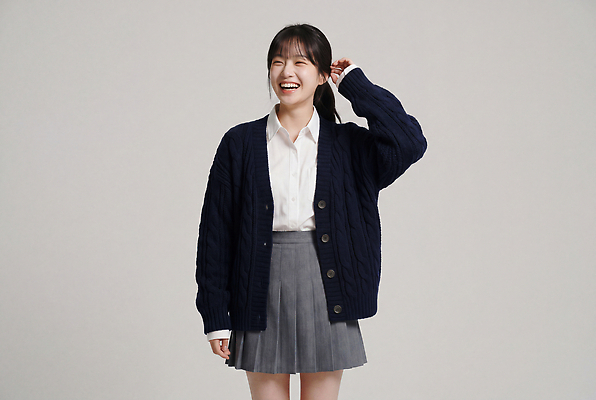 JPG 편집이미지 여자 패션 교복 포즈 청소년 고등학생 실내 웃음 치마 카디건 즐거움 니트 의료성형뷰티 스타일 편집실사 학생 옷 감정 상의 하의 표정 사람 내부 외투 CG 파일형식
