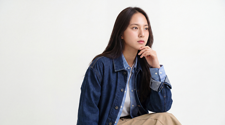 JPG 모델 편집이미지 옷 여자 벽 포즈 실내 앉기 청자켓 의료성형뷰티 편집실사 모션 사람 내부 재킷 CG 파일형식 외투 상의