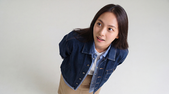 JPG 편집이미지 옷 여자 생각 실내 표정 대화 앉기 준비 청자켓 의료성형뷰티 편집실사 모션 말하기 사람 내부 재킷 CG 파일형식 외투 상의