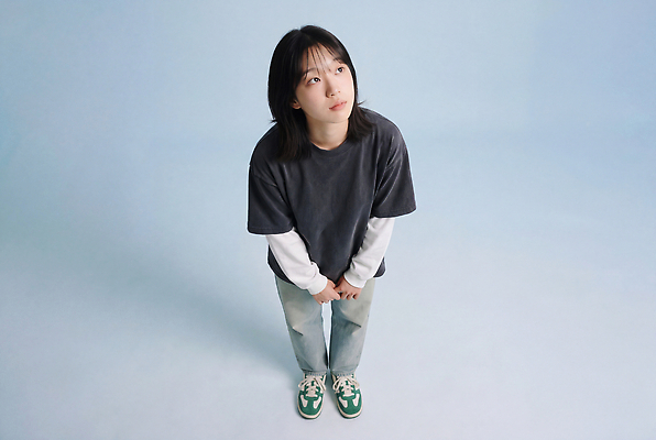 JPG 모델 편집이미지 시선 여자 패션 감정 신발 티셔츠 캐주얼 청바지 위 의료성형뷰티 편집실사 AI인물포토 AI콘텐츠 옷 셔츠 바지 사람 CG 파일형식 AI포토 상의 하의