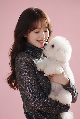JPG 편집이미지 여자 행복 반려견 분홍색 안기 포옹 사랑 미소 강아지 소통 의료성형뷰티 비숑프리제 편집실사 감정 컬러 컨셉 모션 표정 사람 반려동물 개 CG 파일형식 동물 포유류