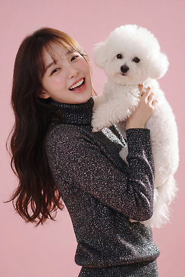 JPG 편집이미지 여자 행복 반려견 분홍색 안기 털 표정 사랑 웃음 강아지 소통 의료성형뷰티 비숑프리제 편집실사 감정 컬러 컨셉 모션 사람 반려동물 개 CG 파일형식 동물 포유류