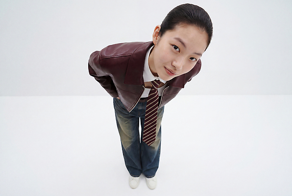 JPG 편집이미지 옷 여자 패션 포즈 바지 재킷 흰색 가죽자켓 의료성형뷰티 스타일 버건디 편집실사 컬러 하의 사람 빨간색 외투 CG 파일형식 상의