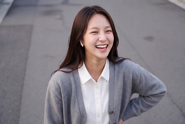 JPG 편집이미지 여자 행복 이어폰 거리 웃음 사람 풍경 일상 청춘 모임 도시 카디건 출근 의료성형뷰티 편집실사 AI인물포토 AI콘텐츠 감정 음향기기 컨셉 표정 라이프 외투 CG 출퇴근 파일형식 AI포토 상의 비즈니스 생활 전자제품 옷