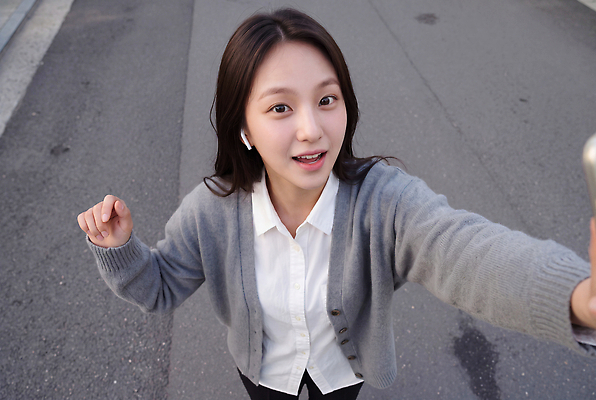JPG 편집이미지 여자 도로 거리 웃음 사람 일상 청춘 편안함 셀프카메라 블라우스 출근 의료성형뷰티 편집실사 AI인물포토 AI콘텐츠 길 컨셉 상의 교통시설 표정 라이프 사진촬영 감각 CG 출퇴근 파일형식 AI포토 옷 교통 비즈니스 생활 촬영 시설
