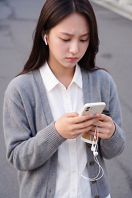 JPG 편집이미지 손 여자 이어폰 이동 거리 기술 전자제품 스마트폰 집중 카디건 블라우스 출근 의료성형뷰티 편집실사 AI인물포토 AI콘텐츠 음향기기 컨셉 상의 사람 신체부위 핸드폰 스마트기기 외투 CG 출퇴근 파일형식 AI포토 옷 비즈니스