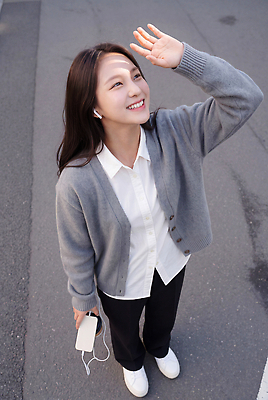 JPG 편집이미지 긴머리 손 여자 패션 감정 도로 이어폰 거리 웃음 스마트폰 햇빛 인사 외출 출근 의료성형뷰티 편집실사 헤어스타일 길 음향기기 교통시설 표정 사람 신체부위 빛 핸드폰 스마트기기 예절 CG 출퇴근 파일형식 교통 비즈니스 전자제품 시설