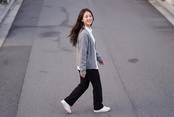 JPG 편집이미지 옷 여자 도로 거리 미소 사람 건물 일상 걷기 도시 즐거움 출근 주말 의료성형뷰티 편집실사 건축물 감정 길 교통시설 모션 표정 라이프 CG 출퇴근 파일형식 건축 교통 비즈니스 생활 시설