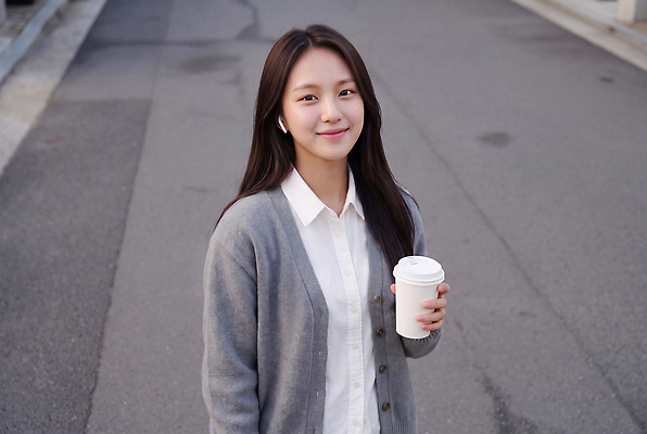 JPG 편집이미지 여자 도로 커피 음료 셔츠 거리 웃음 사람 건물 일상 생활 도시 카디건 출근 기온 의료성형뷰티 편집실사 AI인물포토 AI콘텐츠 건축물 길 상의 교통시설 날씨 표정 라이프 외투 CG 출퇴근 파일형식 AI포토 옷 건축 교통 비즈니스 시설
