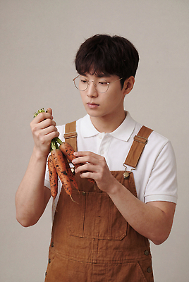 JPG 식물 편집이미지 손 남자 생각 채소 표정 작업복 여름 농장 농사 흙 당근 집중 의료성형뷰티 편집실사 옷 계절 컨셉 농업 뿌리채소 사람 신체부위 CG 파일형식 산업