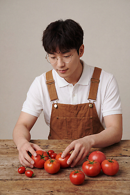 JPG 편집이미지 남자 음식 티셔츠 토마토 채소 실내 농작물 흰색 남성복 멜빵바지 정리 나무탁자 의료성형뷰티 편집실사 옷 컬러 셔츠 농업 바지 탁자 사람 내부 멜빵 CG 파일형식 잡화 산업 가구 상의 하의 생활용품 오브젝트