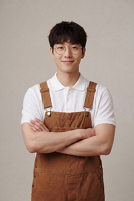 JPG 편집이미지 옷 남자 포즈 표정 미소 웃음 앞모습 갈색 팔짱 자신감 멜빵 의료성형뷰티 스타일 편집실사 잡화 감정 뷰포인트 컬러 모션 사람 CG 파일형식