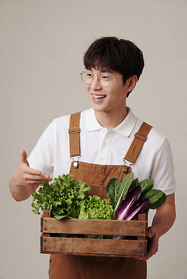 JPG 식물 편집이미지 남자 포즈 채소 실내 웃음 농작물 상자 농사 신선 상추 의료성형뷰티 편집실사 농업 표정 사람 내부 CG 파일형식 산업