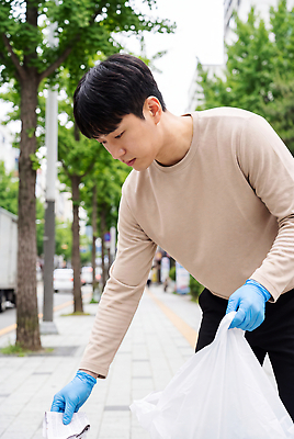 JPG 나무 편집이미지 남자 장갑 자동차 거리 일상 환경 도시 봉사 도움 쓰레기 청소 의료성형뷰티 줍기 편집실사 AI인물포토 AI콘텐츠 식물 잡화 육상교통 컨셉 모션 사람 라이프 CG 파일형식 AI포토 교통수단 생활 교통