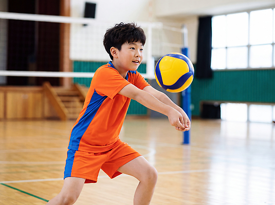 JPG 편집이미지 스포츠 공 소년 친구 운동복 운동 네트 배구 연습 체육관 열정 팔 의료성형뷰티 편집실사 옷 남자 감정 어린이 관계 건강 신체부위 구기 CG 파일형식 사람