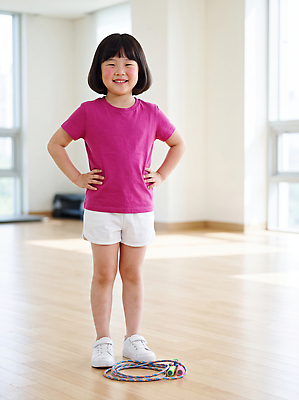 JPG 편집이미지 어린이 분홍색 티셔츠 반바지 놀이 실내 운동 운동기구 흰색 준비 줄넘기 의료성형뷰티 편집실사 컬러 셔츠 바지 건강 사람 내부 헬스 CG 파일형식 상의 하의 옷