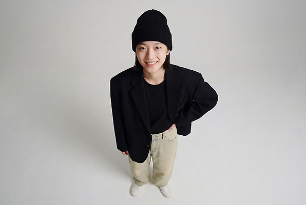 JPG 모델 편집이미지 포즈 스튜디오 미소 캐주얼 검은색 재킷 비니 의료성형뷰티 스타일 편집실사 AI인물포토 AI콘텐츠 모자 옷 컬러 표정 외투 CG 파일형식 AI포토 잡화 상의