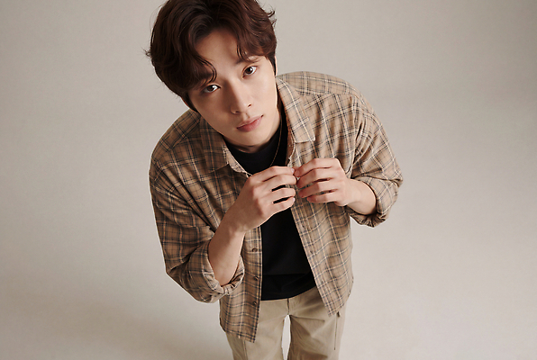 JPG 모델 편집이미지 패션 남자 포즈 셔츠 스튜디오 체크무늬 베이지색 의료성형뷰티 편집실사 AI인물포토 AI콘텐츠 컬러 상의 무늬 사람 CG 파일형식 AI포토 옷