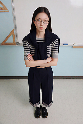 JPG 편집이미지 학생 안경 벽 교실 서기 팔짱 칠판 의료성형뷰티 편집실사 AI인물포토 AI콘텐츠 잡화 교육 학교 모션 CG 파일형식 AI포토