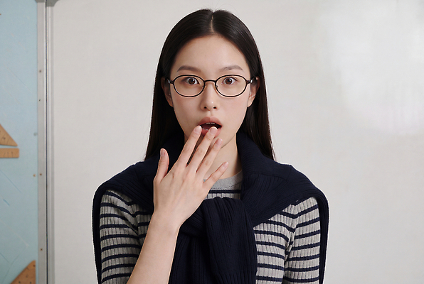 JPG 편집이미지 여자 안경 교실 표정 놀람 줄무늬 스웨터 의료성형뷰티 편집실사 AI인물포토 AI콘텐츠 잡화 교육 감정 상의 무늬 학교 사람 CG 파일형식 AI포토 옷