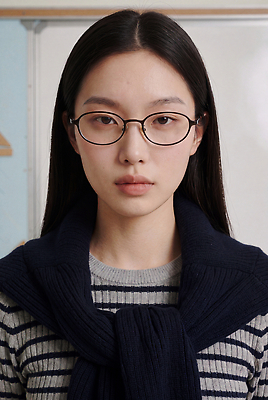 JPG 편집이미지 학생 긴머리 응시 교육 안경 포즈 교실 줄무늬 스웨터 의료성형뷰티 편집실사 AI인물포토 AI콘텐츠 헤어스타일 시선 잡화 상의 무늬 학교 CG 파일형식 AI포토 옷