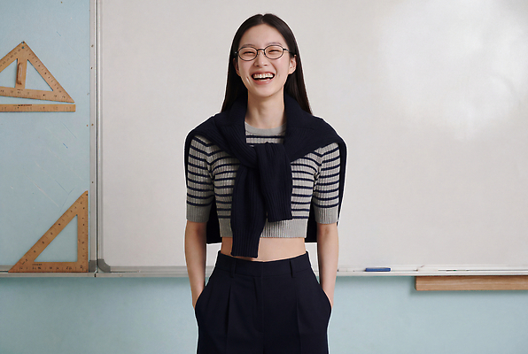 JPG 편집이미지 학생 여자 교육 바지 교실 서기 미소 웃음 학습 학급 의료성형뷰티 편집실사 AI인물포토 AI콘텐츠 학교 모션 하의 표정 사람 CG 파일형식 AI포토 옷