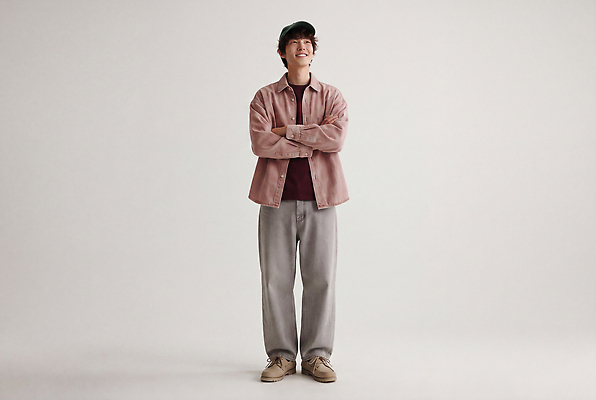 JPG 편집이미지 패션 남자 분홍색 포즈 티셔츠 와이셔츠 바지 표정 웃음 앞모습 캐주얼 외투 재킷 즐거움 흰배경 긴바지 캡모자 의료성형뷰티 스타일 편집실사 AI인물포토 AI콘텐츠 모자 옷 감정 뷰포인트 컬러 셔츠 상의 하의 사람 흰색 CG 파일형식 AI포토 잡화