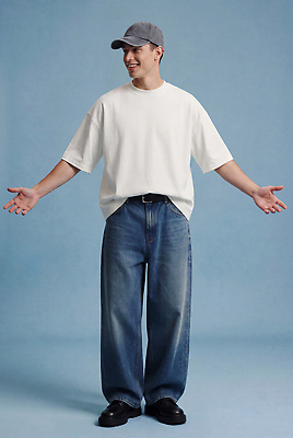 JPG 모델 편집이미지 모자 패션 남자 티셔츠 스튜디오 웃음 캐주얼 파란색 청바지 의료성형뷰티 스타일 편집실사 AI인물포토 AI콘텐츠 잡화 옷 컬러 셔츠 바지 표정 사람 CG 파일형식 AI포토 상의 하의