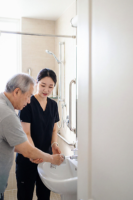 JPG 편집이미지 노년 아침 건강 생활 치료 건강관리 욕실 간호사 도움 위생 간호 세면대 손씻기 돌봄 지원 의료성형뷰티 상호작용 편집실사 AI인물포토 AI콘텐츠 주간 컨셉 의학 모션 관리 성인 의료진 씻기 CG 파일형식 AI포토 자연요소 직업 사람 청결