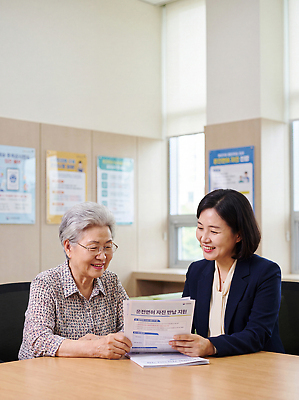 JPG 편집이미지 노년 대화 정보 도움 센터 연령 직원 확인 서비스 상담 소통 운전면허 주민 지원 프로그램 의료성형뷰티 고령운전 편집실사 AI인물포토 AI콘텐츠 컨셉 말하기 성인 운전 CG 파일형식 AI포토 모션 사람