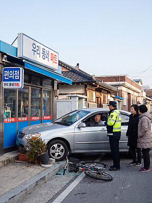 JPG 편집이미지 노년 남자 창문 거리 한국 대화 여러명 마을 상점 자전거 손상 경찰 교통사고 마트 편의점 의료성형뷰티 고령운전 편집실사 AI인물포토 AI콘텐츠 직업 아시아 다수 컨셉 말하기 사람 성인 바이크 운전 사건 CG 파일형식 AI포토 나라 육상교통 모션 교통수단 교통