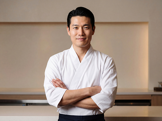 JPG 편집이미지 남자 팔짱 주방 식당 주방장 서비스 준비 일식요리사 일본음식 의료성형뷰티 편집실사 AI인물포토 AI콘텐츠 음식 모션 사람 상점 요리사 CG 파일형식 AI포토 직업