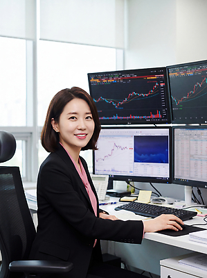JPG 편집이미지 여자 회사 정장 금융 컴퓨터 사무실 자료 업무 작업 비즈니스우먼 증권 시장 주식 투자 애널리스트 의료성형뷰티 편집실사 AI인물포토 AI콘텐츠 옷 비즈니스 사람 경제 전자제품 직장인 CG 파일형식 AI포토 직업