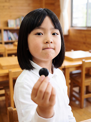 JPG 편집이미지 손 응시 여자 어린이 교실 학교 놀이 초등학교 학습 책상 즐거움 바둑 바둑알 의료성형뷰티 편집실사 AI인물포토 AI콘텐츠 시선 교육 감정 가구 사람 신체부위 CG 파일형식 AI포토 생활용품 오브젝트